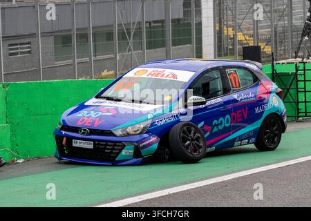 São Paulo, Brasilien – 30. Mai 2026: Ein blauer Copa Hyundai HB 20, der an einer Mauer der Interlagos-Rennstrecke zerstört ist Stockfoto