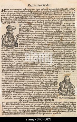 Eine Seite gefüllt mit dichtem schwarzem gedrucktem Text in einer alten Serifenschrift, mit zwei Holzschnittdarstellungen von bärtigen Männern mit Turbanen oder umwickelten Kopfbedeckungen, die zwischen den Textspalten positioniert sind, einer sitzend mit einem kleinen Objekt und der andere stehend mit einem Stab, dekorative größere Anfangsbuchstaben am Beginn einiger Absätze, sichtbare gealterte Papiertextur mit kleinen Flecken und leichter Verfärbung, und Text in ausgeglichenen Blöcken mit schmalen Rändern angeordnet. Stockfoto