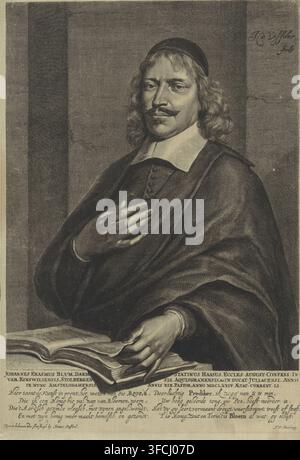 Porträt von Johannes Erasmus Blum, Druck, Der Prediger Johannes Erasmus Blum legt seine rechte Hand auf die Brust und blättert mit der anderen durch das vor ihm liegende Buch. Am Rand ein Lobgedicht., Drucker: Jan de Visscher, Nordniederlande, nach Entwurf von Zacharias Webber (II) (möglicherweise), Schreiber (Büroangestellter): Jan van Duisberg, Verleger: Joannes Stalford, Amsterdam, 1674, Schreiber (Büroangestellter), Textilmaterialien, Seide, Radierung, auf Seide gedruckte Radierung, Höhe 313 mm x Breite 220 mm, Buch., Ein monochromes radiertes Porträt eines Mannes von der Taille aufwärts, der ein Stockfoto