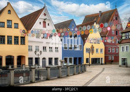 Farbenfrohe historische Fassaden und traditionelle Häuser in der Altstadt von Donauwörth, Bayern, Deutschland. Dekorative Straßenornamente spannen sich über die malerische Stadt Stockfoto