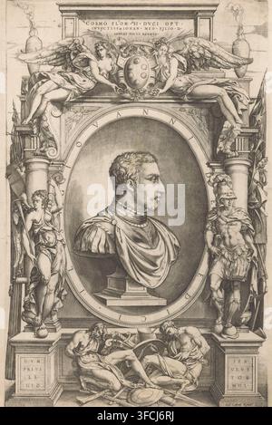 Portrait von Giovanni de' Medici, Druck, eingerahmt in einem verzierten architektonischen Rahmen. Das Porträt wird von Victoria (Siegesgöttin) und Mars flankiert. Über dem Porträt befindet sich das Wappen der Familie De' Medici, das von zwei geflügelten weiblichen Figuren getragen wird. Unter dem Porträt sind zwei gefesselte Gefangene und Waffen zu sehen. Drucker: Enea Vico, Italien, Verleger: Antonio Lafreri, Rom, 1550, Enea Vico, Antonio Lafreri, Drucker, Verleger, Papier, Radierung, Stich, Radierung und Stich, Höhe 481 mm x Breite 310 mm, Person, Giovanni de' Medici, historische Personen, Victoria (Siegesgöttin), Mars (Ares) (Geschichte), Gefangener, in Stockfoto