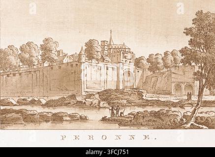 Peronne, Blick auf Péronne, Druck, Druckgraphiker: Daniël Veelwaard (I), Amsterdam, 1776 - 1851, Papier, Radierung, Roulette, Radierung und Roulette in Braun, Höhe 115 mm x Breite 195 mm, Stadtmauern, befestigte Stadt, Péronne., Eine sepiafarbene Landschaftszeichnung zeigt eine Flussszene mit einer befestigten Steinstruktur, die einen hohen Uferhang einnimmt, mit hohen Mauern, einem gewölbten Tor und Türmen mit kegelförmigen und geschindelten Dächern; gruppierte Bäume erheben sich hinter und um die Befestigungen herum, und kleinere Gebäude stehen entlang der Spitze des Uferhangs. Im Vordergrund fließt ein ruhiger Fluss an unregelmäßigen grasbewachsenen und felsigen Inselchen vorbei, Stockfoto