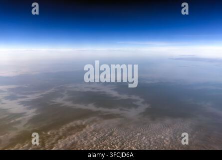 Hohe-Altitudes-Flugansicht von tiefen Wolken, Nebel-Inversion und dunstigen Talrücken über den Appalachen in Virginia Stockfoto