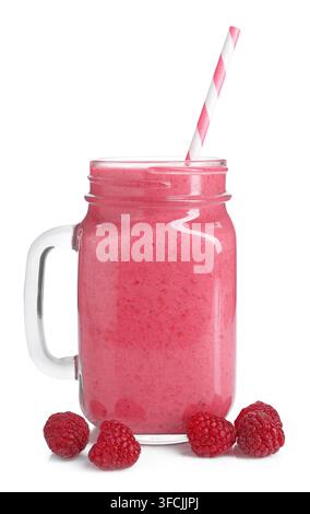Leckerer Himbeersmoothie im Einmachglas und Beeren isoliert auf Weiß Stockfoto