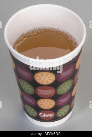 Pappkaffeebecher mit Muster, USA Stockfoto