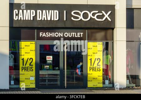 Mulheim Karlich, Deutschland - 13. Juli 2026: CAMP DAVID und SOCCX Mode Outlet Store zeigen große 1/2 PREIS (1/ Preis) Sale-Schilder auf der Schaufensterfront Stockfoto