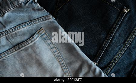 Blaue und dunkle Denimjeans-Stoffe, die Textur, Taschen und Nähte zeigen Stockfoto