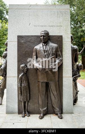 Reverend Griffin Panel auf dem Bürgerrechtsdenkmal Richmond | RICHMOND, Virginia — Eine separate Bronzerelief auf dem Virginia Civil Rights Memorial zeigt den Reverend L. Francis Griffin, der neben einem Schulmädchen mit einem Buch in der Hand auf dem Capitol Square steht. Griffin war der Pfarrer von Farmville und NAACP-Organisator, den die Schüler der Moton High School 1951 zuerst anriefen, und es war seine Kirche, die das Treffen ausrichtete, bei dem die Anwälte Oliver Hill und Spottswood Robinson zustimmten, eine Klage auf vollständige Entsegregation statt nur auf gleiche Einrichtungen einzureichen. Stockfoto