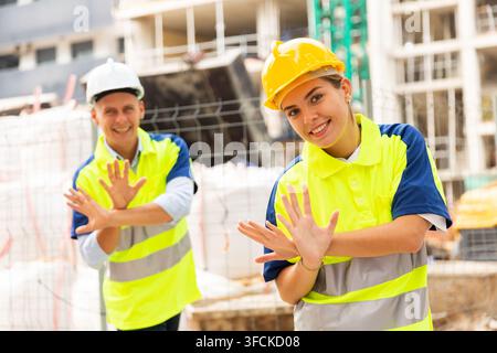 Porträt zweier aktiver positiver Bauingenieure Stockfoto