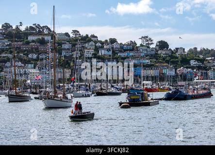 Boote und Yachten füllen den Hafen von Dartmouth während der Royal Regatta auf dem Fluss Dart in South Devon, England, UK. Stockfoto