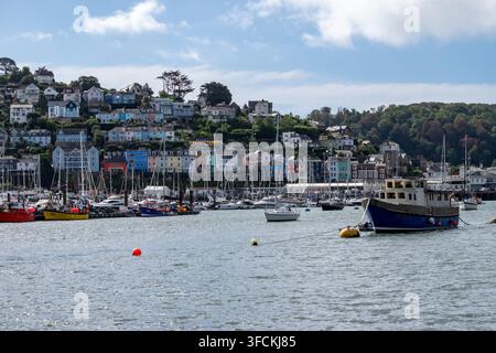 Hafen von Dartmouth und farbenfrohe Hügelhäuser während der Royal Regatta auf dem Fluss Dart, South Devon, England, UK. Stockfoto