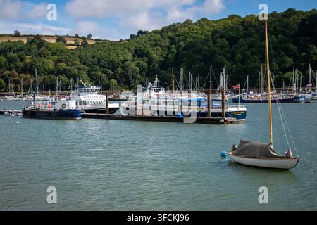 Dartmouth-Flussboote und Freizeitschiffe, die am Fluss Dart in Dartmouth, Devon, England, UK, festgemacht sind. Stockfoto