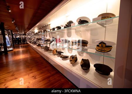 Sammlung historischer naval- und maritimer Kopfbedeckungen im Internationalen Maritimen Museum Hamburg. Stockfoto