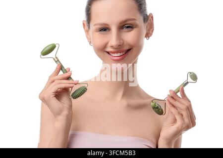 Hautpflegeroutine und Gesichts-Massage, Frau verwendet Jade-Roller für Anti-Aging und natürliche Schönheitstherapie isoliert auf einem sauberen weißen Hintergrund Stockfoto