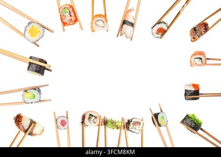 Japanische Küche und Sushi-Variété, Essstäbchen halten verschiedene Maki- und Nigiri-Rollen, asiatisches Essen isoliert auf weißem Hintergrund Stockfoto