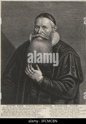 Portrait von Johannes Knijff, Druck, Pfarrer in Alkmaar, im Alter von 50 Jahren. Am unteren Rand im Rand sein Name und seine Position auf Latein und ein sechszeiliges Gedicht auf Niederländisch und Latein., Druckgraphiker: Jonas Suyderhoef, Haarlem, Schreiber (Büroangestellter): NA Vogelsanck, Schreiber (Büroangestellter): Reinier Neuhusius, 1654, Schreiber (Büroangestellter), Papier, Radierung, Höhe 318 mm x Breite 237 mm, Person, Johannes Knijff, Bart, Funktionäre und Würdenträger, Protestantische Kirchen., Ein monochromes radiertes Porträt eines älteren Mannes von der Taille aufwärts, der ein dunkles Gewand mit sichtbaren Falten und einen hohen Kragen trägt Stockfoto