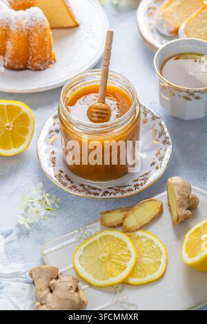 Köstlicher Honig-Ingwer-Zitronenkuchen mit frischen Zutaten und Tee Stockfoto