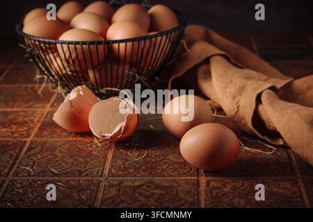 Frische braune Eier in einem Korb bereit zum Backen und Kochen auf einer rustikalen Fliesenoberfläche Stockfoto