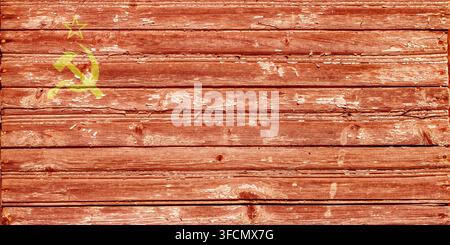 Flagge der UdSSR mit der Textur von rauen Brettern. Sowjetflagge auf alten Holzlatten. Stockfoto