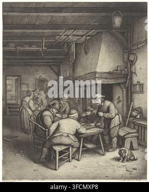 Bauerninterieur mit Tric-Trac-Spielern, Druck, Bauern, die Tric-Trac oder Backgammon an einem Tisch am Kamin spielen. Rechts im Vordergrund ein Hund. Im Hintergrund ein Mann und eine Frau., Druckgrafiker: Jonas Suyderhoef, Haarlem, nach einem Gemälde von Adriaen van Ostade, Verleger: Gerard Valck, Amsterdam, 1670 - 1726, unbekannt, Privilegiengeber, Papier, Radierung, Höhe 340 mm x Breite 274 mm, Hund, Pfeife, Tabak, Backgammon, Tric-Trac, offener Kamin, Feuerstelle., Eine schwach beleuchtete Innenszene zeigt eine Gruppe von Menschen, die sich um einen Holztisch versammelt haben, auf einfachen Stühlen und Hockern sitzen und sich nach vorne lehnen Stockfoto