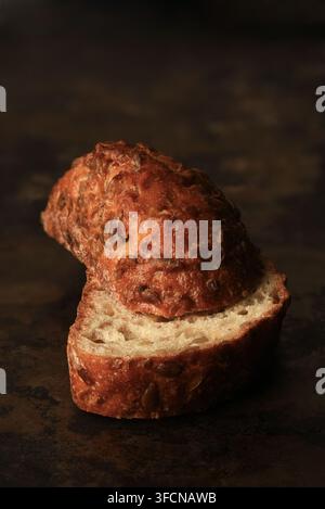 Vielkornbrot Stillleben. Zwei Stücke frisch gebackenen Brotes auf einem Backblech mit der Kruste oben. Stockfoto