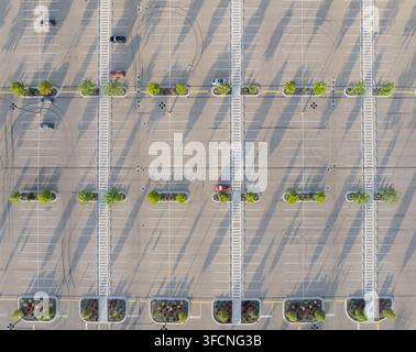 Luftaufnahme einer organisierten Parkfläche mit wenigen Fahrzeugen und Sträuchern Stockfoto