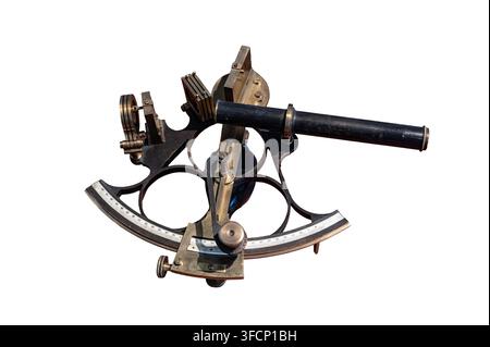 Vintage-Brass-Sextant isoliert auf weißem Hintergrund, der als klassisches nautisches Navigationsinstrument zur Messung von Winkeln in der Seefahrtsgeschichte dient Stockfoto