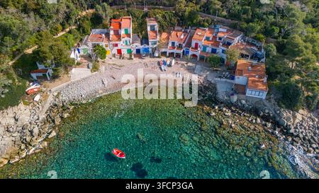 Luftaufnahme von Cala s’Alguer, Costa Bravas verborgene Mittelmehbucht Stockfoto