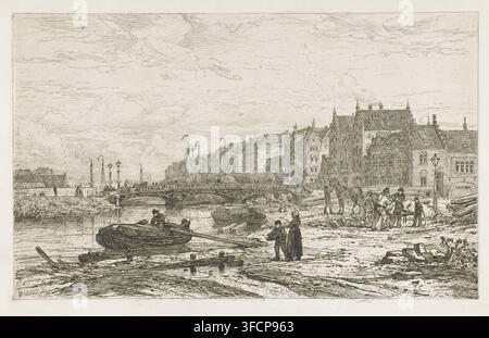 Ansicht der Stadhouderskade, Druck, Die Stadhouderskade mit der Ferdinand Bolstraat rechts. Im Vordergrund das Ufer der Amstel mit einem Boot., Druckgraphiker: Johan Conrad Greive, Amsterdam, 1847 - 1891, Papier, Radierung, Breite 200 mm x Höhe 300 mm, Stadhouderskade, Amstel (Fluss), Ferdinand Bolstraat., Eine weitläufige Uferszene, in feinen Radierlinien wiedergegeben, zeigt ein ruhiges Gewässer mit einigen kleinen Ruderbooten, die nahe einem schlammigen Ufer vertäut sind, einem hölzernen Pier und verstreuten Planken und Trümmern entlang des Ufers sowie einer Brücke, die den Fluss in Richtung einer fernen Reihe hoher Giebelhäuser überquert. Eine Gruppe von Menschen Stockfoto
