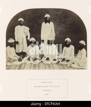 Porträt von sieben unbekannten Händlern aus der Bohra-Gemeinschaft von Indore, Madhya Pradesh, Indien, Fotografie, Seite, Inschrift: 'BHORAHS., MUSSULMAN TRADERS., INDORE.', Nummer: '370.', Fotograf: James John Waterhouse (möglicherweise), Indore, 1862, Zentralindien, Papier, Albuminabzug, Höhe 114 mm x Breite 152 mm, Kaufmann, Verkäufer, menschliche Rassen, Völker, Nationalitäten., Eine sepiafarbene Fotografie zeigt sieben Männer, die in zwei Reihen vor einem dunklen Hintergrund angeordnet und auf einer gemusterten Matte sitzen; die Männer tragen helle lange Gewänder und Turbane, die meisten haben Bärte, drei Männer stehen im Hintergrund, während vier Männer Stockfoto