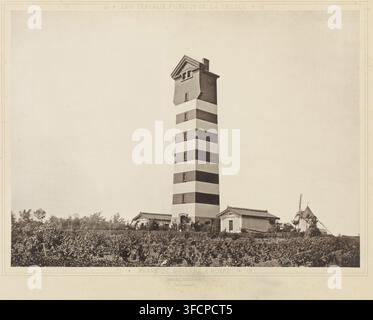 Leuchtturm von Saint-Pierre in Royan, Phare de St Pierre a Royan, Seite, photomechanischer Druck, Frankreich, Verlag: J. Rothschild, Paris, ca. 1873 - bis 1883, Papier, Kollotypie, Fotodruck, Höhe 240 mm x Breite 328 mm, Leuchtturm, Leuchtschiff., Ein hoher, vertikal gestreifter Turm mit abwechselnden hellen und dunklen horizontalen Bändern erhebt sich aus einem niedrigen Gebäudekomplex und Vegetation, der Turm gekrönt von einem klassischen Giebeldach und kleinen Fenstern entlang seiner Höhe; um die Basis herum befinden sich niedrige Strukturen mit Satteldächern und dekorativen Dachrinnen, ein Zaun und dichte Sträucher und Pflanzen im Vordergrund, und Stockfoto
