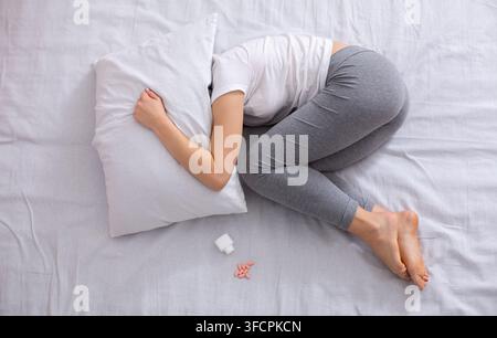 Draufsicht auf unglückliche Frauen, die an Schlafentzug oder Depression leiden, Selbstmord begehen, psychische Probleme haben Stockfoto