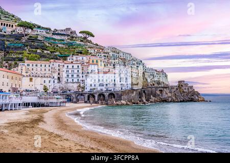 Atemberaubender Blick auf die Stadt Amalfi vom Strand bei Sonnenuntergang Stockfoto
