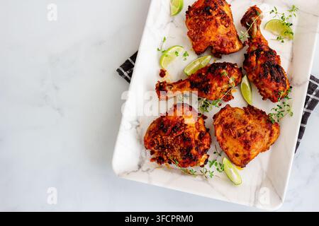 Scharfe gebratene Hähnchen Drumsticks und Oberschenkel mit Limette Stockfoto