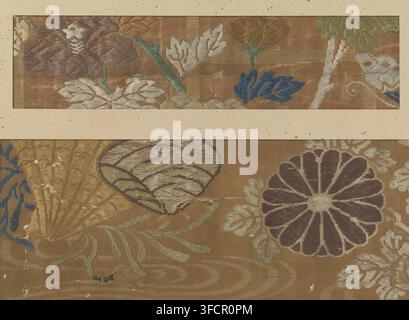 Zwei Textilfragmente, Fragment, Textilmaterialien, Textilfragmente, zwei, Stickerei von Blumen und Blättern und Kirikane., Japan, 1615 - 1624, Schule, Stil, Asiatische Kunstschule, Genna, Seide, Höhe 6 cm x Breite 25,7 cm x Höhe 10,5 cm x Breite 27,3 cm., Ein Fragment aus gewebtem Stoff mit floraler Stickerei in gedämpften Tönen ist vor einem strukturierten beigen Hintergrund dargestellt; der Stoff zeigt große stilisierte Blumen und Blätter in Schattierungen von Braun, Creme, Blau, Grün und Gold, mit sichtbaren satinartigen Stichen und metallischen gewebten Akzenten, und ein horizontaler beiger Streifen teilt das Bild in einen oberen und unteren Teil Stockfoto