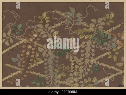 Textilfragment, Fragment, Textilmaterialien, Stickerei und Druck von goldenem Regen auf braunem Grund., Japan, 1772 - 1780, Schule, Stil, Asiatische Kunstschule, An'ei, Seide, Höhe 20 cm x Breite 28,5 cm., Ein rechteckiges Stoffpaneel mit braunem Grund, umrahmt von einem schmalen beigen Rand, bedeckt mit einem gestickten botanischen Muster aus Blättern und stilisierten Zweigen. Die Blätter sind in Schattierungen von Grün, Oliv und Senf gestickt mit sichtbarer Stichtextur und venenähnlichen Details. Gruppen von kleinen, abgerundeten Blütenblattformen in warmen Brauntönen und Beige sind entlang schlanker Stängel angeordnet. Wandende bandartige Elemente Stockfoto