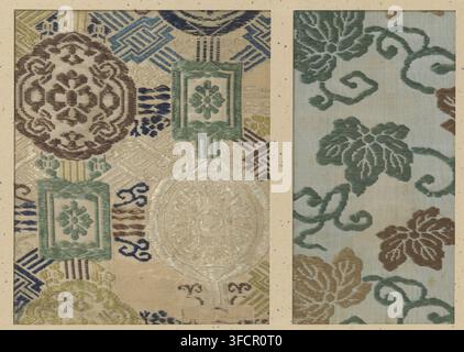 Zwei Textilfragmente, Fragment, Textilmaterialien, Textilfragmente, zwei, Stickerei auf hellblauem Hintergrund., Japan, 1789 - 1801, Schule, Stil, Asiatische Kunstschule, Kansei, Seide, Höhe 18,3 cm x Breite 9,5 cm x Höhe 18,5 cm x Breite 15 cm., Eine Nahaufnahme von zwei benachbarten Stoffbahnen vor einem gesprenkelten beigen Rand, wobei die linke Bahn ein gewebtes Muster aus kunstvollen Medaillons und rechteckigen Kartuschen in gedämpften Tönen von Beige, Braun, Blau, Grün und Creme mit erhabener satinartiger Stickerei und geometrischen Füllungen zeigt, und die rechte Bahn ein sich wiederholendes Blumen- und Rankenmotiv in Stockfoto