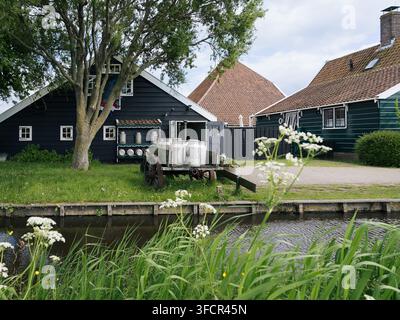 Historisches Holzhaus und Kanalszene im berühmten Erbebereich Zaanse Schans Stockfoto