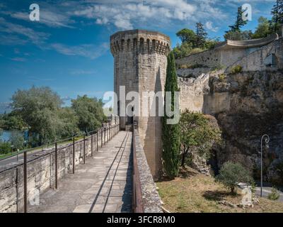 Historischer Steinturm und Befestigungsmauer in der Nähe der Pont d'Avignon in Avignon, Frankreich Stockfoto