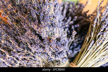 Nahaufnahme von getrockneten Lavendelbouquets, die in einem traditionellen Geschäft in der Provence, Frankreich, ausgestellt sind Stockfoto