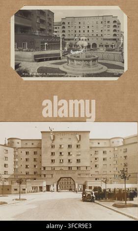 Wien. Matteottihof, Fotografie, 1880 - 1920, Fotograf, Papier, Gelatinesilberdruck, Entwickelnder Gelatinesilberdruck, Höhe 130 mm x Breite 180 mm, Höhe 250 mm x Breite 200 mm, Wien, Niederösterreich., Eine sepiafarbene Fotografie zeigt ein großes mehrstöckiges Gebäude mit einem zentralen Torbogen-Eingang, der von symmetrischen Flügeln und Fensterreihen flankiert wird, kleine Bäume und Blumenkästen entlang der Straße davor, ein altes Auto, das nahe der rechten Bordsteinkante geparkt ist, einige Menschen, die in der Nähe des Eingangs stehen oder gehen, und eine gerahmte kleinere Fotografie, die darüber montiert ist und einen Innenhof mit einem dekorativen runden Brunnen darstellt Stockfoto