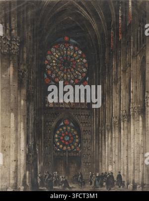 Ansicht der Rosettenfenster der Kathedrale von Reims, Druck, Signatur, Drucker: Camille Arthur Fonce (vom Künstler signiert), Drucker (Person): Ad. Valcke, Paris, Verleger: Tooth, Arthur & Sons, London, 1915, Drucker (Person), biologisches Material, Pergament (Tiermaterial), Roulette, Radierkunst, Radierung, Tiefdrucktechnik, Handkolorierung, Radierung mit Plattenton, handkoloriert, Höhe 704 mm x Breite 539 mm, Kirchenfenster, z.B. Rosettenfenster, Reims, Kathedrale von Reims., Ein düsterer Innenblick auf ein großes gewölbtes Steingebäude mit hohen gebündelten Säulen an beiden Seiten, verzierte Kapitelle auf der Stockfoto