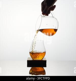 Handgebrühter Kaffee oder Filterkaffee mit Studiolicht Stockfoto