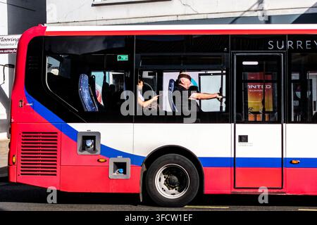 London UK, 28. August 2026, Zwei Passagiere, die auf der Rückseite eines Falcon-Einstiegsbusses für öffentlichen Verkehr sitzen, von außen gesehen Stockfoto