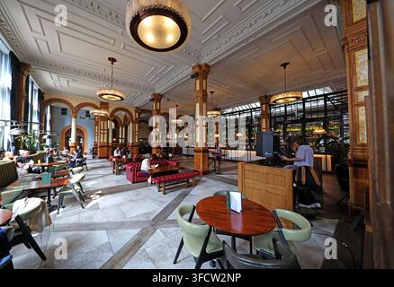 Die Bar und das Restaurant Refuge im Kimpton Clocktower Hotel in Manchester in der Oxford Street. Stockfoto
