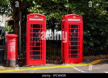 Brighton Street Views UK 2026 - Traditionelle alte rote Telefonzellen und Briefkasten am Pelham Square Stockfoto