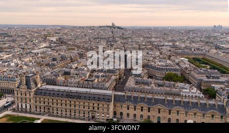Luftaufnahme über den Louvre und die Dächer von Paris in Richtung der Sacré-Cœur-Basilika auf dem Montmartre-Hügel, Frankreich. Stockfoto