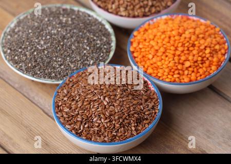 Verschiedene Superfood-Samen, -Getreide und - Hülsenfrüchte in Keramikschalen, Ansichtsaufnahme von oben Stockfoto