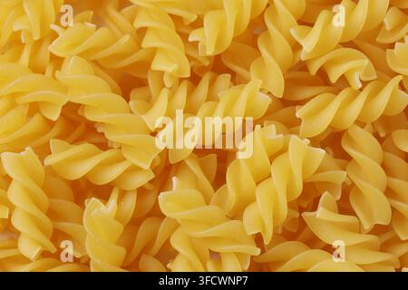 Vollbild-Textur von ungekochtem Fusilli-Nudeln Stockfoto
