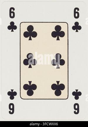 Eine Radierung von 1900 mit einer Spielkarte, die sechs schwarze Kreuzsymbole zeigt, die die Sechs von Kreuz in einem Kartenspiel darstellen, verwendet in Geduldsspielen und Poker. Stockfoto